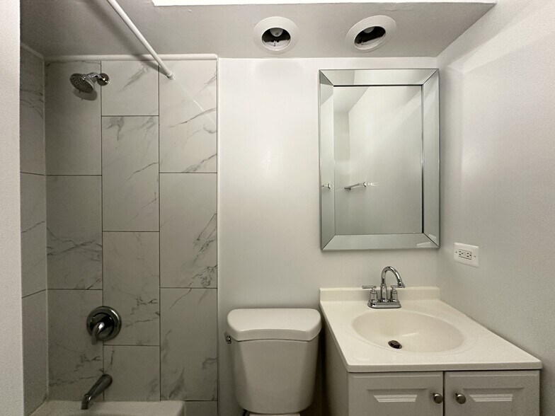 Building Photo - 6830 N Sheridan Rd