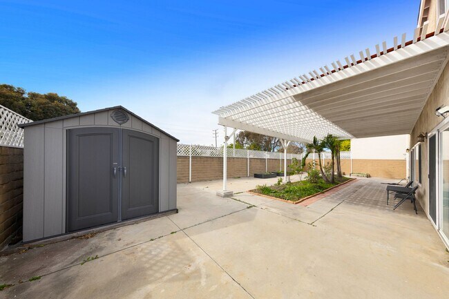 Building Photo - Gorgeous Cul-De-Sac Huntington Beach Home  — Biking Distance to the Beach!