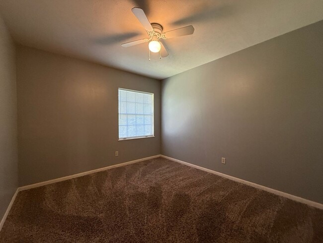 Building Photo - 1231 Buckingham Dr