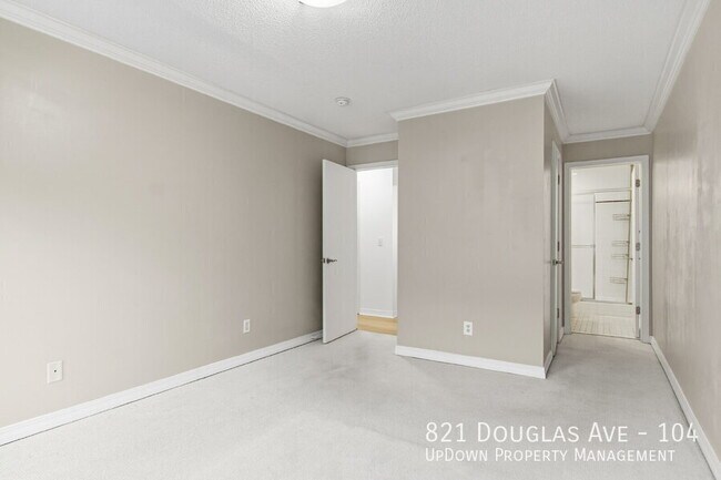 Building Photo - 821 Douglas Ave