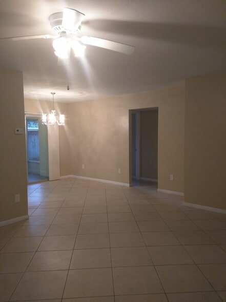 Building Photo - 3346 Camelot Dr