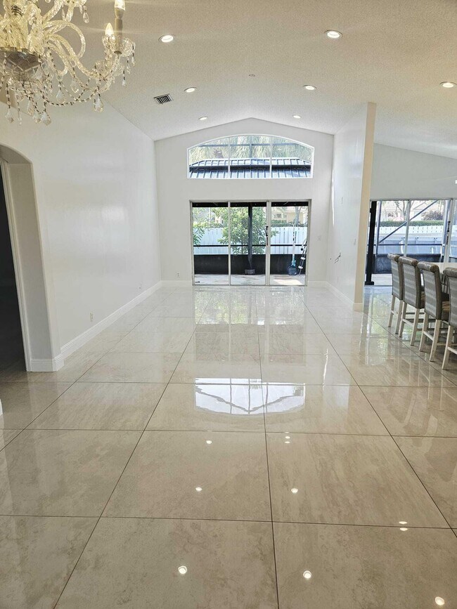 Building Photo - 5293 Oakmont Village Cir