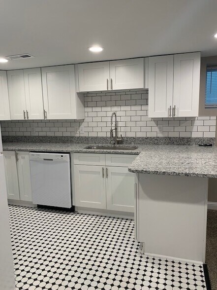 Building Photo - 819 W 43rd St