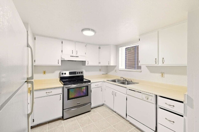 Building Photo - Available Immediately! 3 Bed 1 Bath in Denver