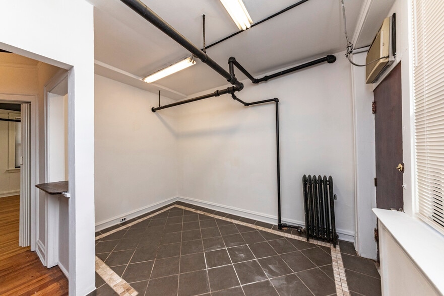 Building Photo - 5704 S Harper Ave