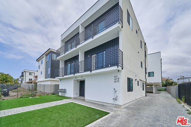 Building Photo - 603 W 41st Pl