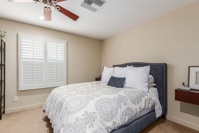 Building Photo - Spacious 2 Bed, 2 Bath Woodland Park Townhome