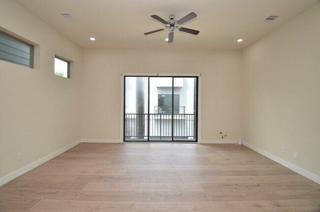 Building Photo - 2616 Riverside Dr