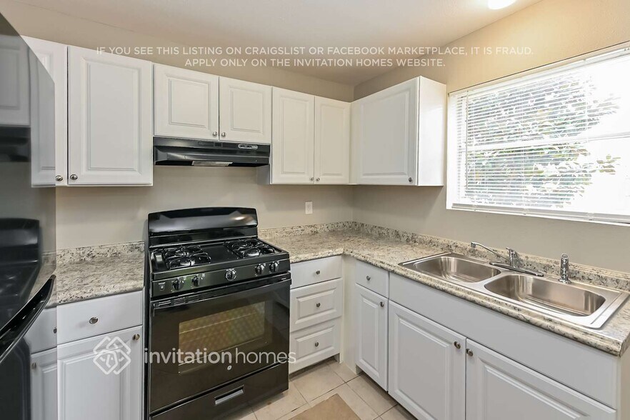 Building Photo - 8703 Saratoga Forest Dr