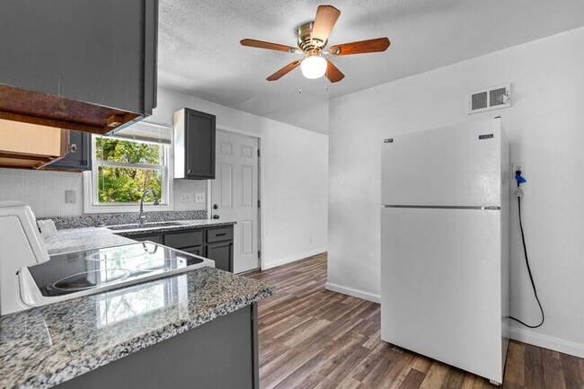 Building Photo - 8817 Blewett Ave