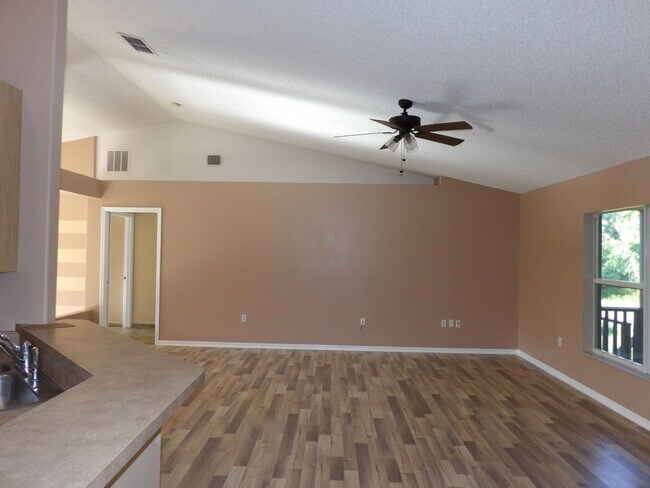 Building Photo - Spacious 4 Bedroom 2236 Sq Ft Call Carole Arcaro 386-216-4900 Deltona L Realty