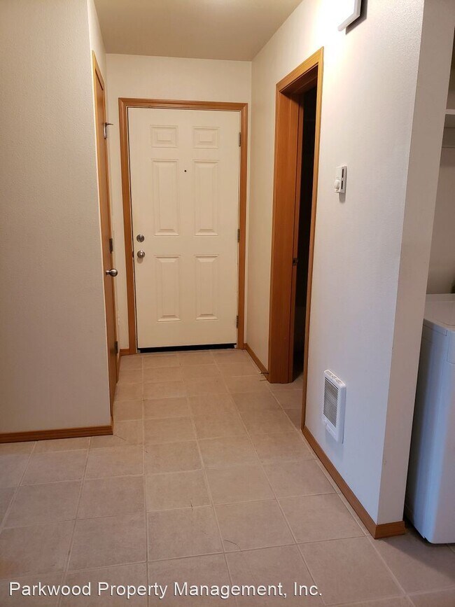 Building Photo - 1609 E 68th St