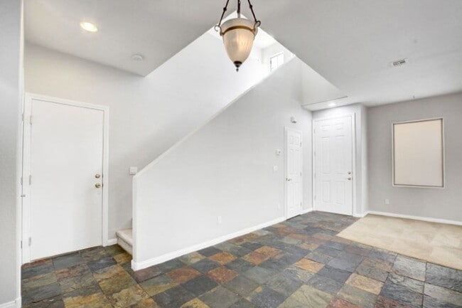 Building Photo - Awesome 3 Bedroom, 2 Story Home in North L...