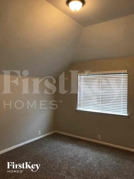 Building Photo - 612 Celeste Ln