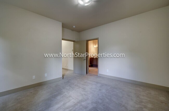 Building Photo - Town home located in west side Bend