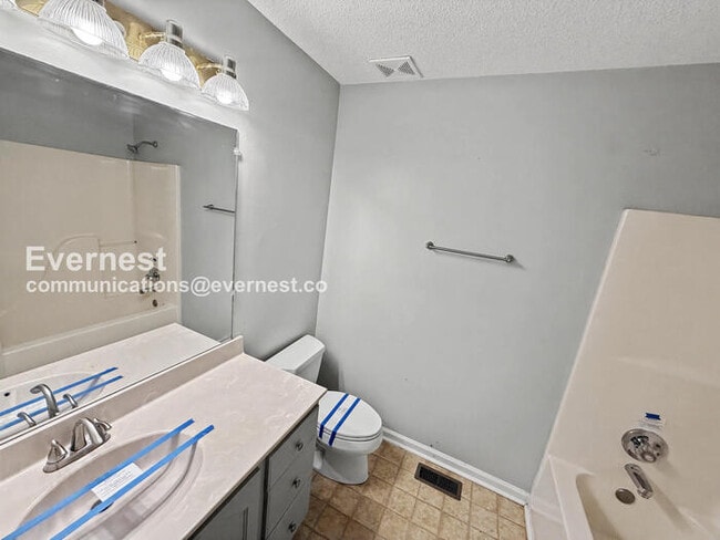 Building Photo - 3 Bed, 2 Bath Home with Garage / Pet-Friendly / Vouchers Accepted / Available Now!