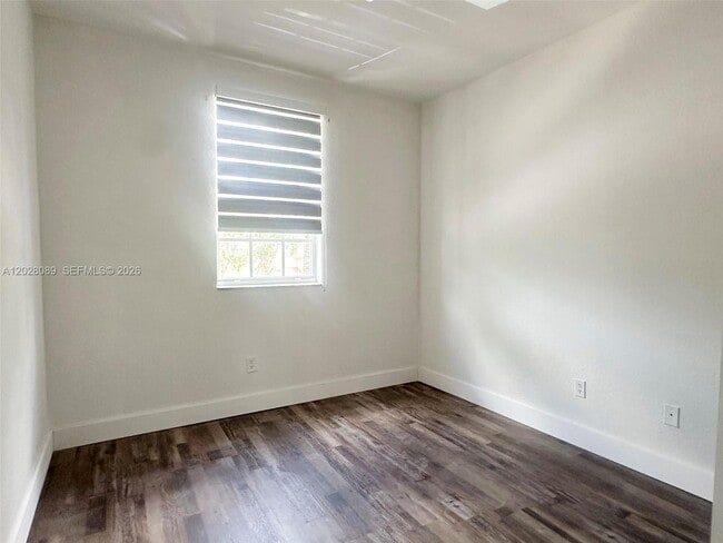 Building Photo - 662 NE 21st Terrace