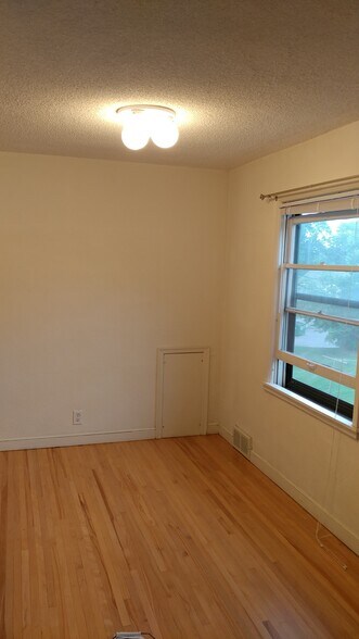 Dining area - 6220 W 34th St