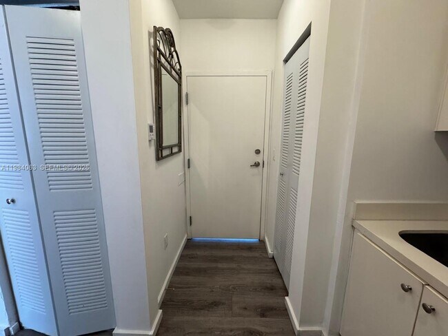 Building Photo - 810 7th St