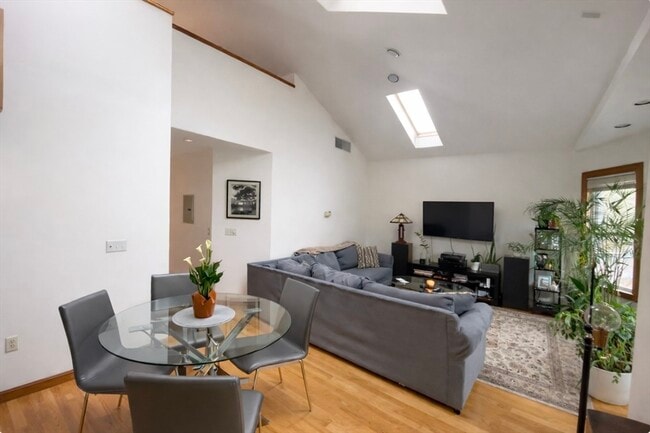 Building Photo - 30 Newbern St