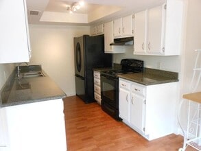 Building Photo - One month Free on OAC and 13 month lease.Location!! Minutes from Old Town Scottsdale, Fashion Squ...