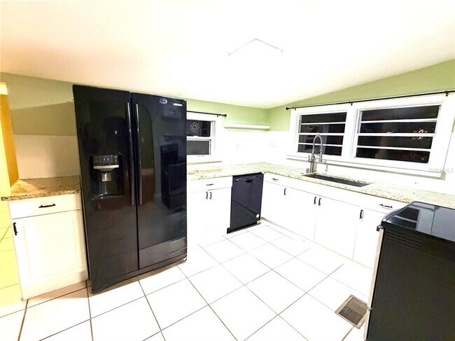 Building Photo - 2540 Dartmouth Ave N