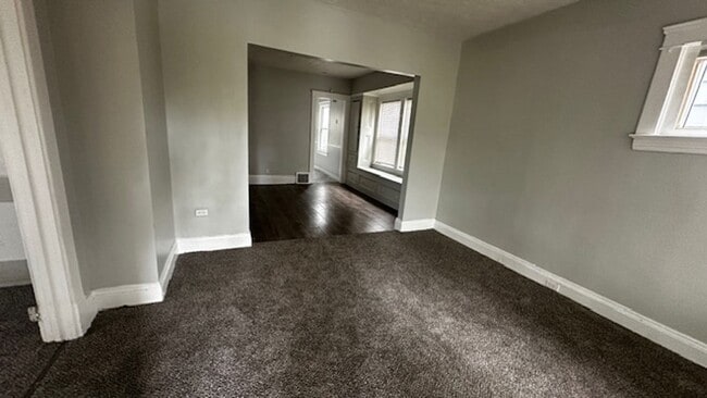 Building Photo - Nice Cozy downstairs unit
