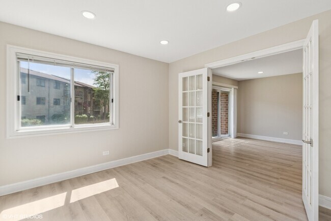 Building Photo - 940 N Lakeside Dr