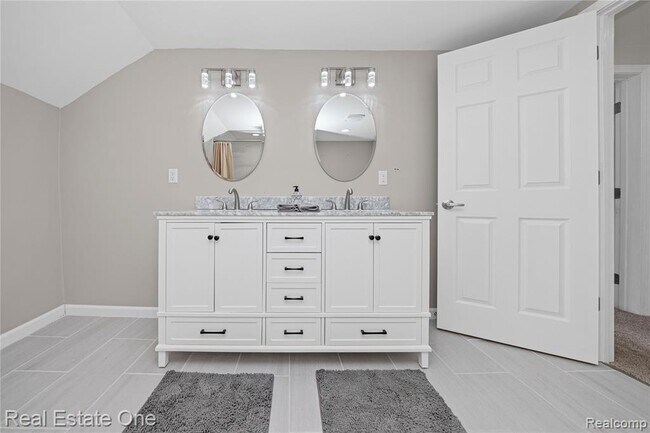 Building Photo - 3420 Fairmont Rd