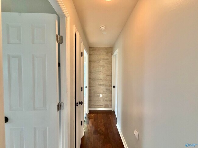 Building Photo - 2110 Fernbrook Dr NE