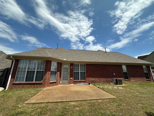 Building Photo - Bright open 3BR/2ba with bonus, 1900 sq feet!  Pets are owner's approval, fees apply.