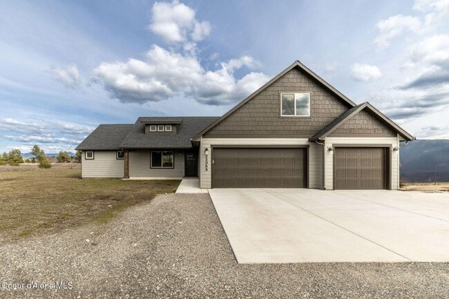 Primary Photo - Beautiful home on 5 Acres