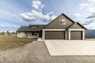 Building Photo - Beautiful home on 5 Acres