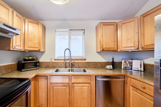 Building Photo - Delightful 3 bedroom home near Matthews Be...