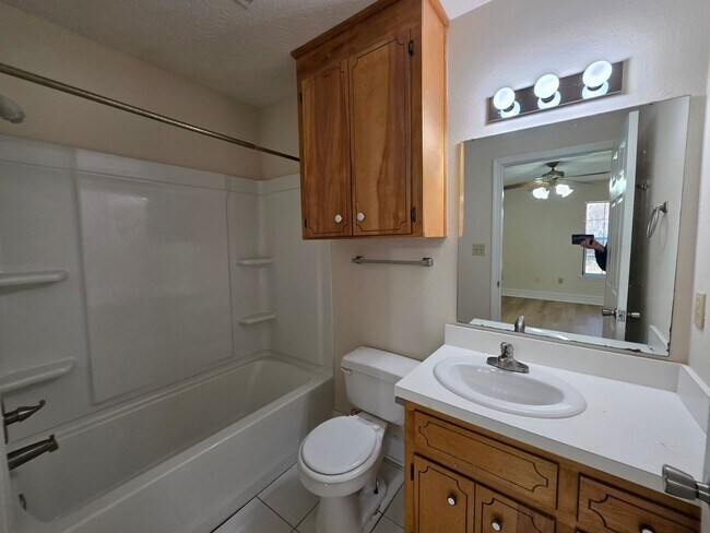 Building Photo - 916 Rentz Ave