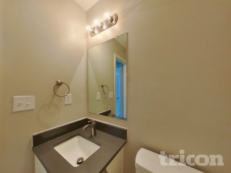 Building Photo - 3933 Far West Dr