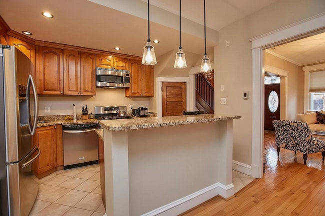 Building Photo - 3 level townhouse w 2br 2.5ba, parking spo...