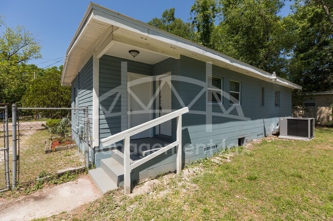 Building Photo - 1922 Maclean Rd