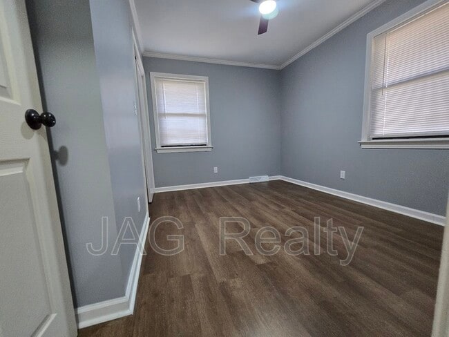 Building Photo - 102 Stewart St NW