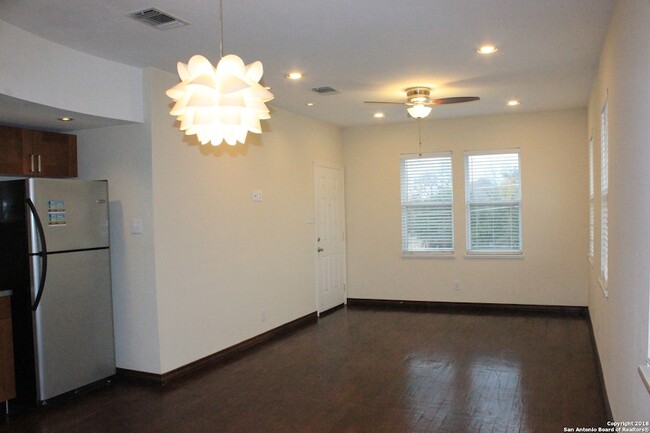 Building Photo - 810 E Ashby Pl