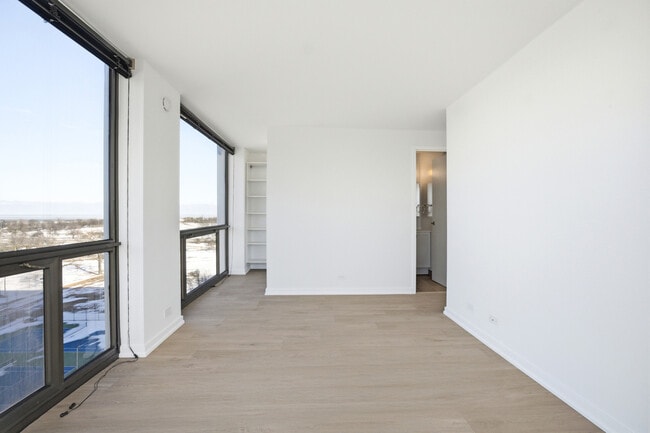 Building Photo - 4343 N Clarendon Ave