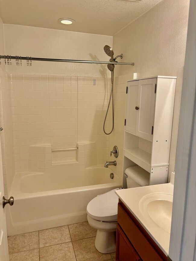 Building Photo - 1965 Oakwood Way