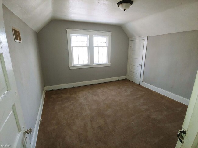 Building Photo - 3 br, 1 bath Triplex - 1414 East 110th Str...