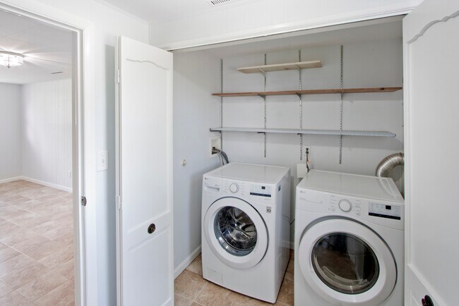 Building Photo - 6415 Londonderry Dr