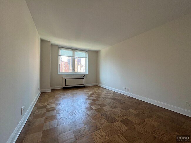 Building Photo - 400 E 71st St