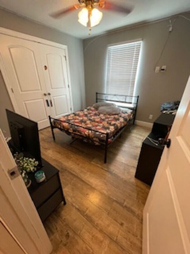 Building Photo - Oak St Duplex