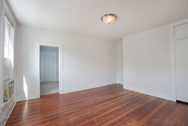 Building Photo - 1 Bedroom 1 Bath downtown