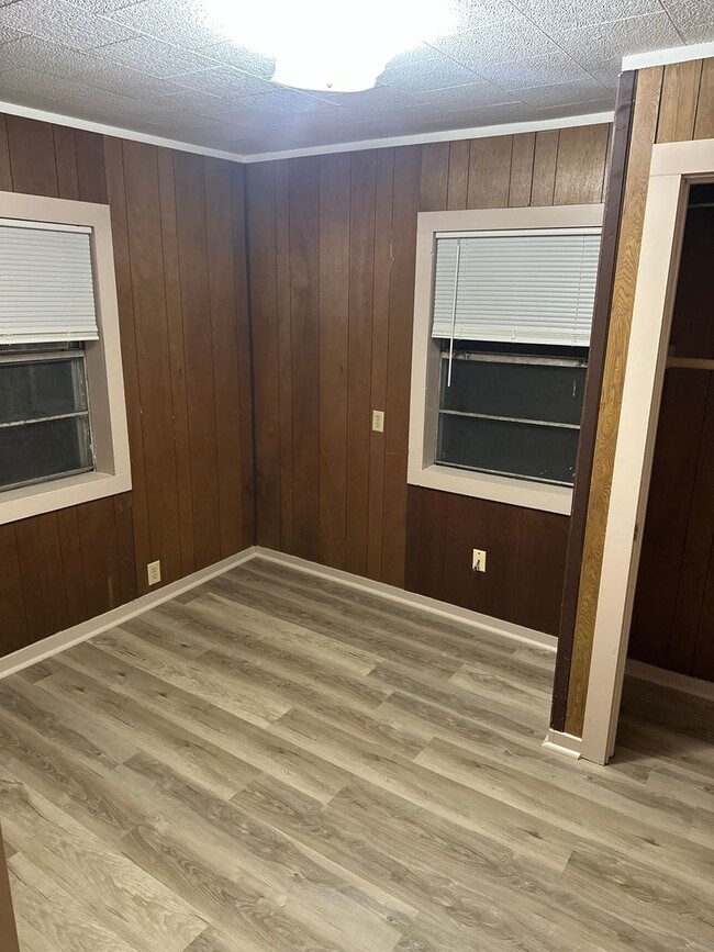 Building Photo - Available Now! 3-Bed, 1-Bath Central Springdale Home with Fenced-In Yard