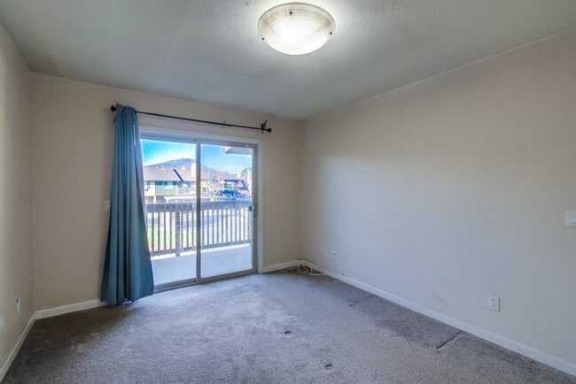 Building Photo - Beautiful 2 Story Townhouse with Prime Location!!