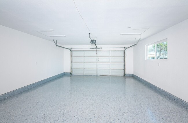 Building Photo - Modern Renovated 4BR Home in Oceanside – P...